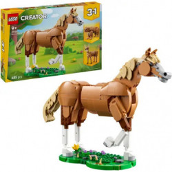 img_0:LEGO Creator Pferdemodell aus braunen und beigen Steinen auf grünem Sockel, Verpackung im Hintergrund.
