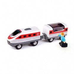 Spielzeugeisenbahn mit roten Streifen und angehängtem Wagen, daneben eine kleine Figur auf weißem Hintergrund.