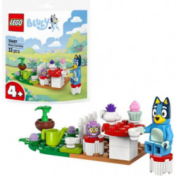 img_0:LEGO Bluey-Set mit Bluey-Figur, Kuchen, Tisch, Stuhl und einer Box im Hintergrund.