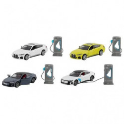 Vier farbige Spielzeugautos stehen auf weißem Grund jeweils neben einer kleinen Ladestation.