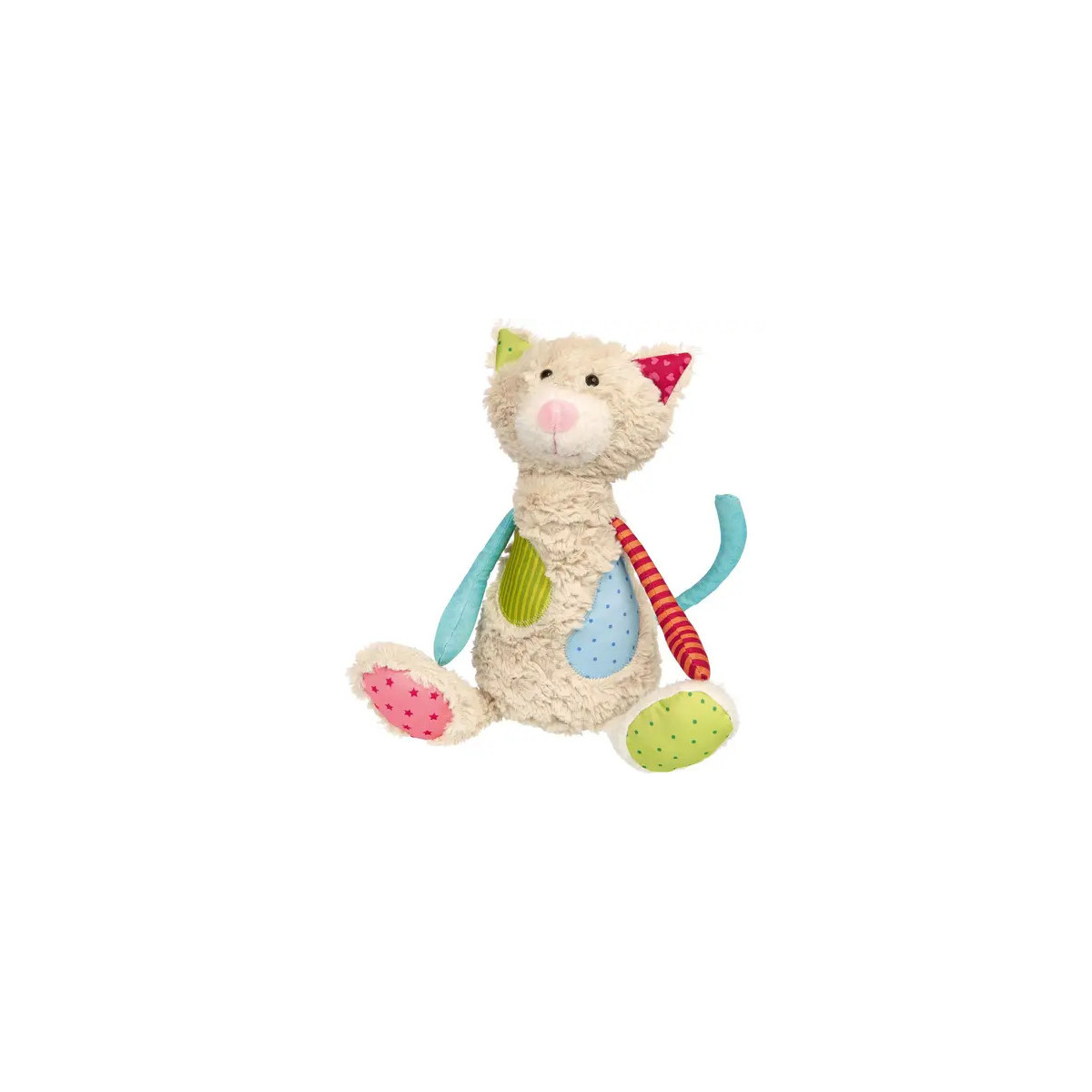 Stoffkatze mit bunten Patchwork-Ohren, -Pfoten und -Schwanz sitzt aufrecht vor weißem Hintergrund.