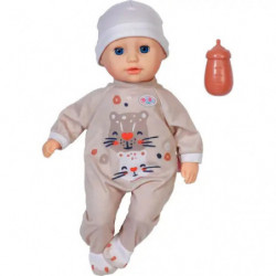 Babypuppe im weißen Outfit mit Katzenmotiv, weißer Mütze und rosa Spielzeugflasche daneben.