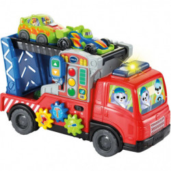 img_0:Roter Spielzeug-Abschleppwagen mit bunten Zahnrädern, Lichtern, zwei Autos hinten und Tiergesichtern an den Fenstern.