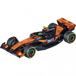 Orange-schwarzer Formel-1-Rennwagen mit Sponsorenlogos, leicht schräg auf weißem Hintergrund fotografiert.